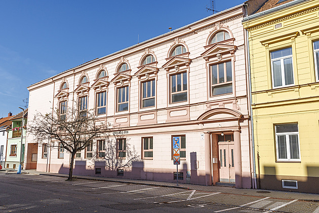 Výprodej SOCDEM. Strana se podivně zbavuje nemovitostí v hodnotě stamilionů