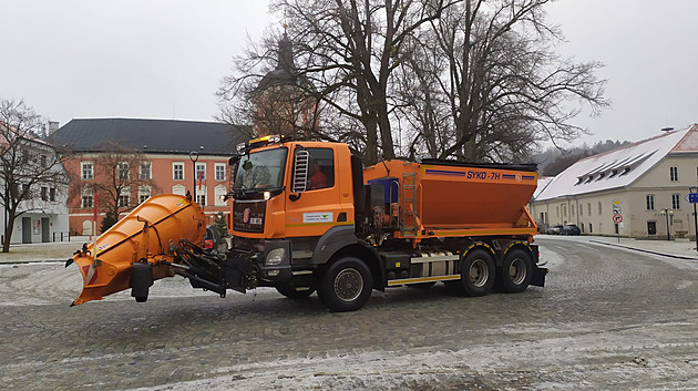 Bohatá sněhová nadílka přes den odtaje. Silničáři se připravují na ledovku