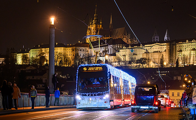 Koledy a světýlka v ulicích Prahy. Městem už křižují vánoční tramvaje i autobusy