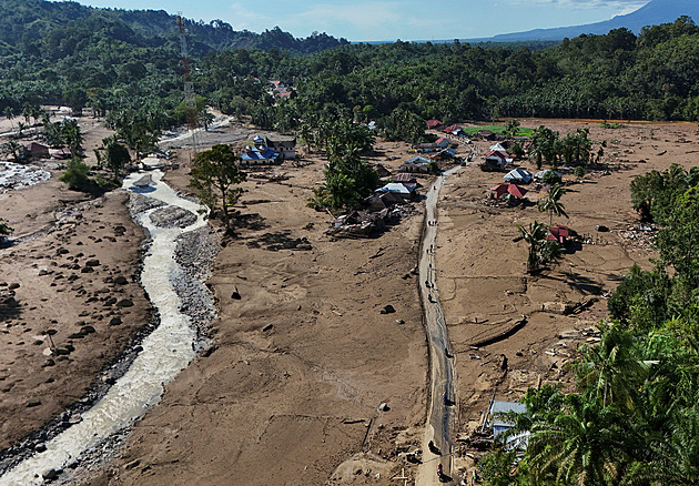 V Asii vyvstává obraz zkázy. Na Sumatře mají záplavy 600 obětí, lidé plení obchody