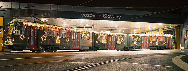 Vánoční tramvaj v Plzni už zase jezdí, na den ji vyřadila porucha