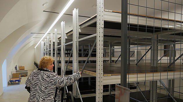 Místo ruin dvora vznikly moderní depozitáře pro tisíce soch a předmětů ze skla