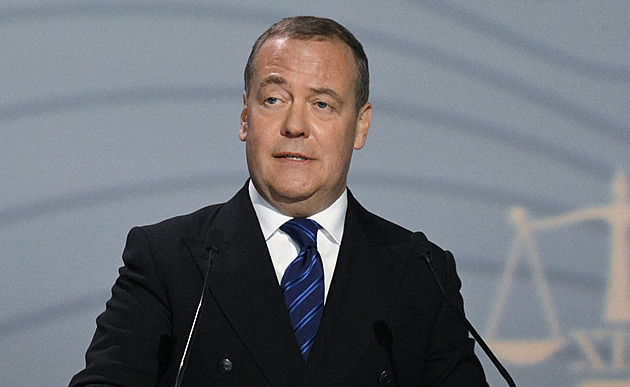 Bláznivé babky, rusofobní zlodějky, obul se Medveděv do šéfek EU. Přeje jim smrt