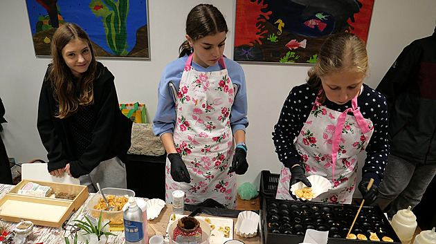 Žáci na jarmarku sami vařili, pekli i prodávali. Shání peníze na charitu