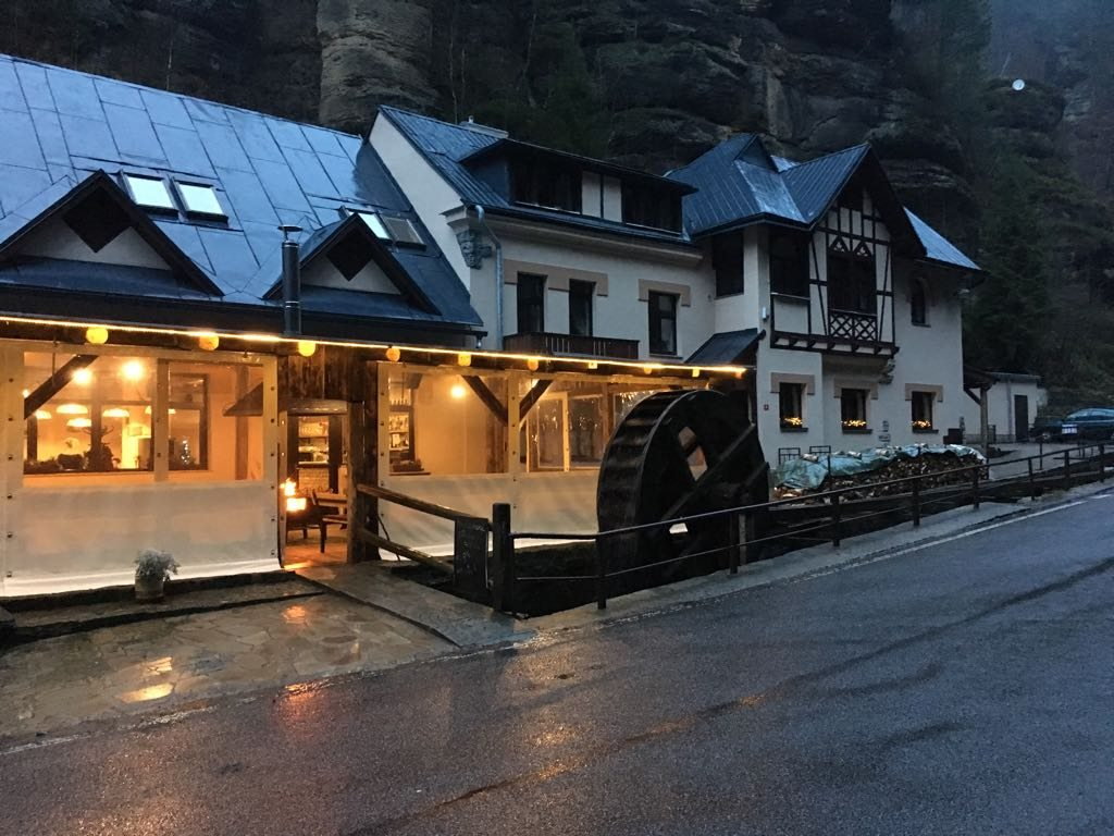 Terasa mezi skalami: Penzion Klepáč láká – více na pensionklepac.eu