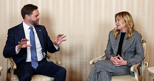 Meloniová mluvila s Vancem o hodnotách. V Miláně se zatím demonstrovalo proti ICE