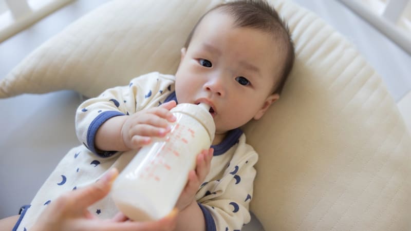 Akutní podezření na otravu kojeneckým mlékem napříč Českem: Hygienici šetří čtyři případy