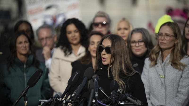 Epsteinova oběť promluvila o zneužívání: Udělal si ze mě „panenku“. Další dívky učila co dělat