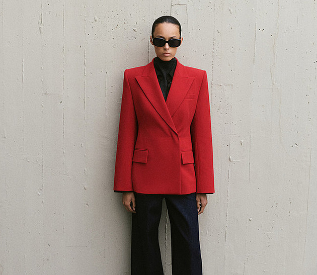 Barvy vám zvednou v zimě náladu. Oblečte pestrou módu