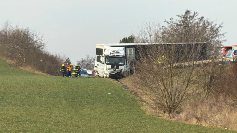 Tragédie na Kladensku: Srážku kamionu s autem nepřežili dva lidé, uniklo 700 litrů nafty