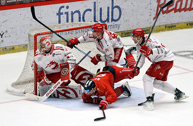 ONLINE: Předkolo pokračuje. Olomouc jde na ledě Třince do vedení. Spraví se Sparta?