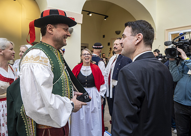 Poslanci začali jednat o návrhu, který má zpřísnit pravidla pro sociální sítě