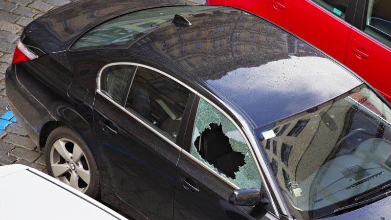 Boj proti turistům na Tenerife: Autům z půjčovny místní rozbíjí okna, ničí jim i pneumatiky