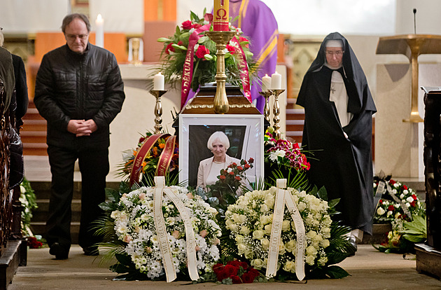 OBRAZEM: Měnila soucit v čin. Se zakladatelkou Stonožky se loučil Eben i Plachetka