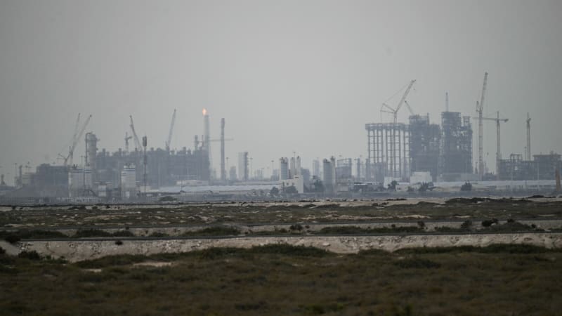 Cena plynu letí vzhůru. Zděšení trhů z úderů v Íránu a okolí ji vystřelilo o třetinu