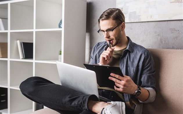 Práce z domova bez bolesti a únavy: 7 triků, které nestojí majlant, ale změní vám život