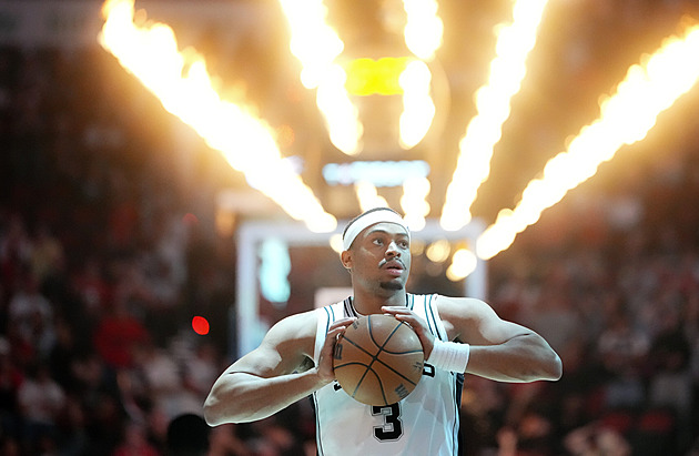 Krejčího tým pustil obří náskok a je na pokraji vyřazení. Debakl utrpěli i Lakers