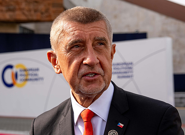 Premiér Babiš v jednom kole. V Arménii se po Zelenském setkal i s šéfem NATO