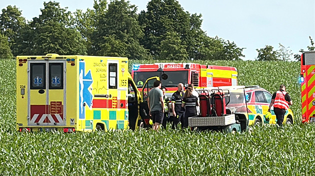Na pole u letiště Točná spadlo ultralehké letadlo, dva lidé nepřežili