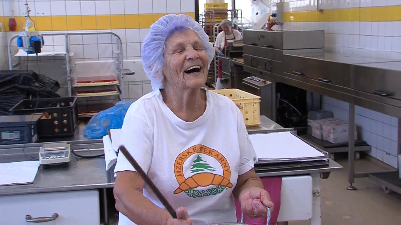 Celých 67 let v jedné pekárně. Před cukrářkou z České Lípy smeká ředitel, mladí jí nestačí