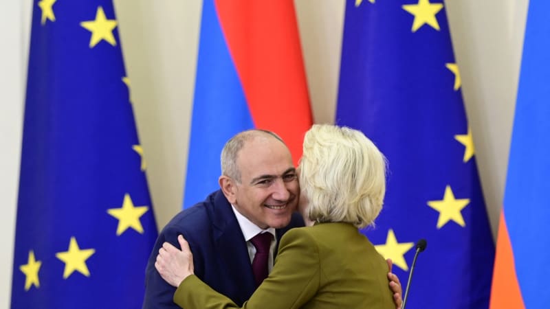 KOMENTÁŘ: Vysmívá se Brusel demokracii? Přístup EU k volbám v Arménii je absurdní