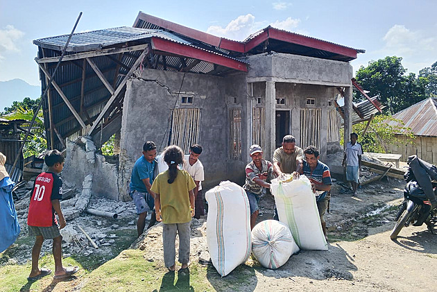 Zemětřesení v Indonésii zabilo dvacet lidí, úřady varovaly i před tsunami