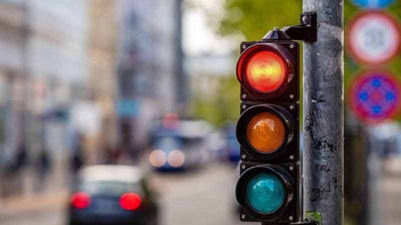 Oranžová znamená zastav, varuje dopravní expertka. Za chybu na semaforech hrozí tvrdý trest