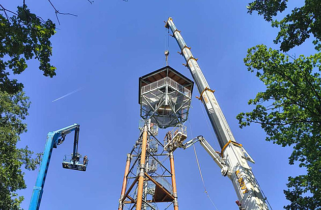Rozhledna Milíř v hradeckých lesích opět otevírá, dřevo vyměnili za ocel