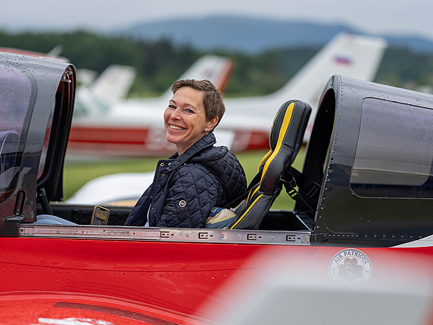 Parašutistický kroužek jí rodiče zakázali, v 50 je z ní pilotka. S dětmi by to nešlo, líčí