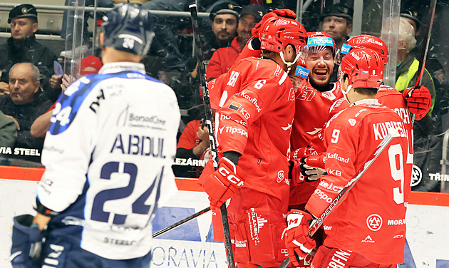 Třinec v derby rozdrtil Vítkovice, Kladno poprvé padlo. Slaví Sparta i Pardubice