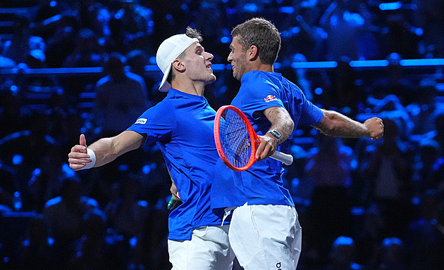 Menšík s Cobollim poslali tým Evropy v Laver Cupu do vedení 10:5