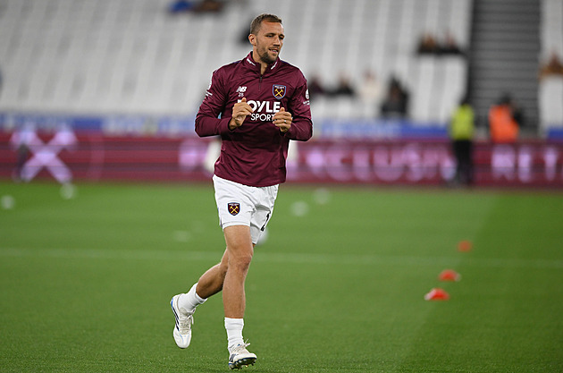Souček nastoupil k soutěžnímu zápasu poprvé od MS. West Ham uctil Mikloška