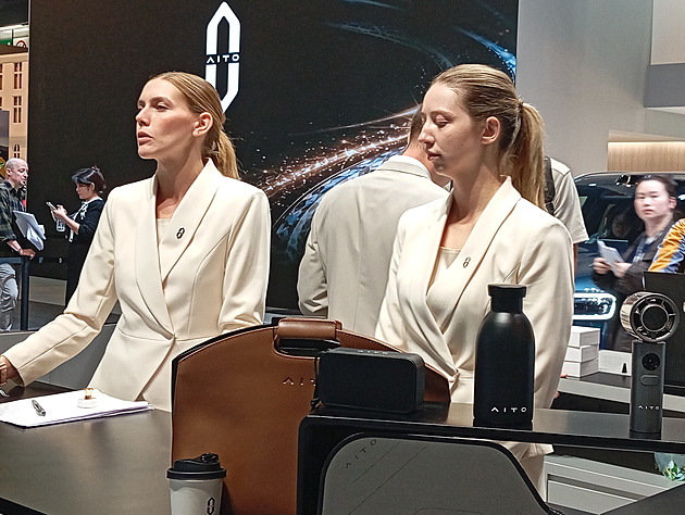 Poslední galerie z Paříže: hostesky, plyšáci, superteniska a dodávka s živou hudbou